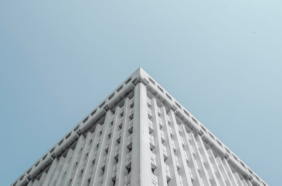 防守时曼联后卫卢克肖被丹伯恩肘击，不过VAR并未审查