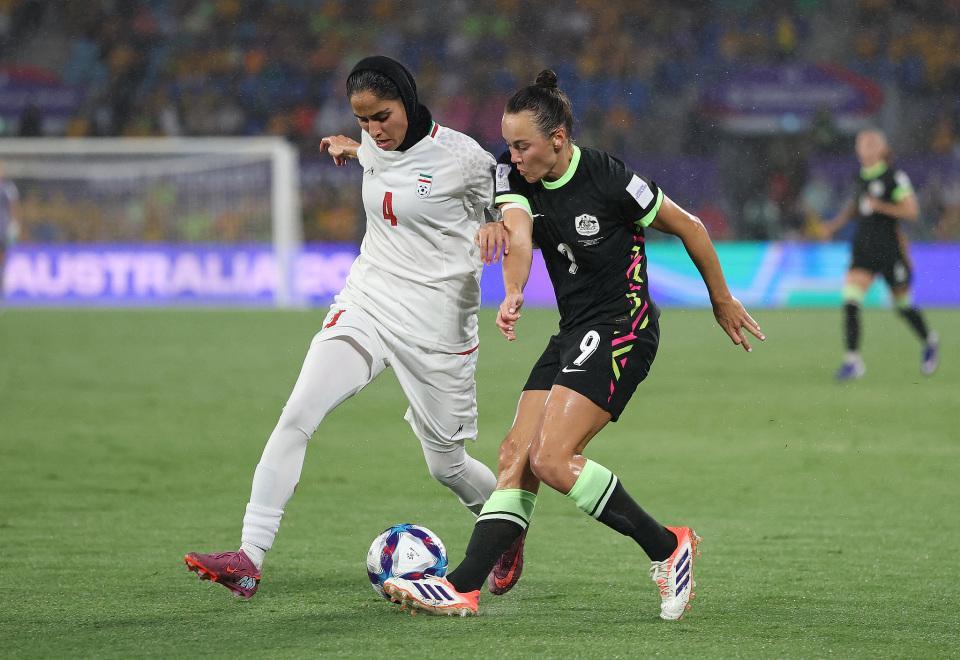 开云体育下载入口-伊朗女足0-4澳大利亚!亚洲杯2连败垫底 赛前高唱国歌+集体敬礼